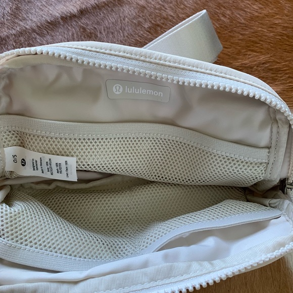 Everywhere Belt Bag - White Opal - Picture 3 of 3